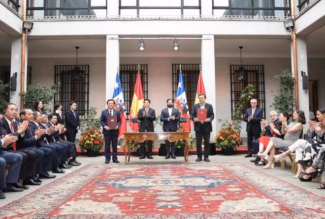 Chủ tịch nước Lương Cường và Tổng thống Chile Gabriel Boric Font chứng kiến lễ ký Bản ghi nhớ hợp tác về nông nghiệp giữa Bộ Nông nghiệp và Phát triển Nông thôn Việt Nam với Bộ Nông nghiệp Chile. (Ảnh: Lâm Khánh/TTXVN)
