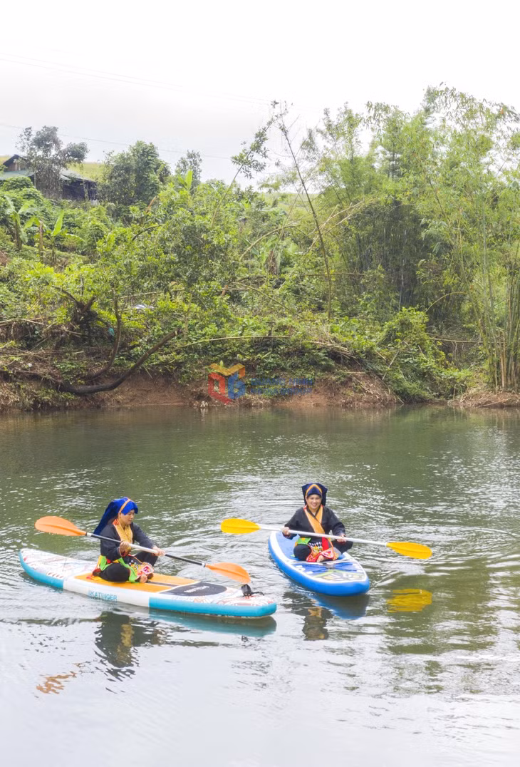 trải nghiệm cùng người dân chèo sup trên sông 