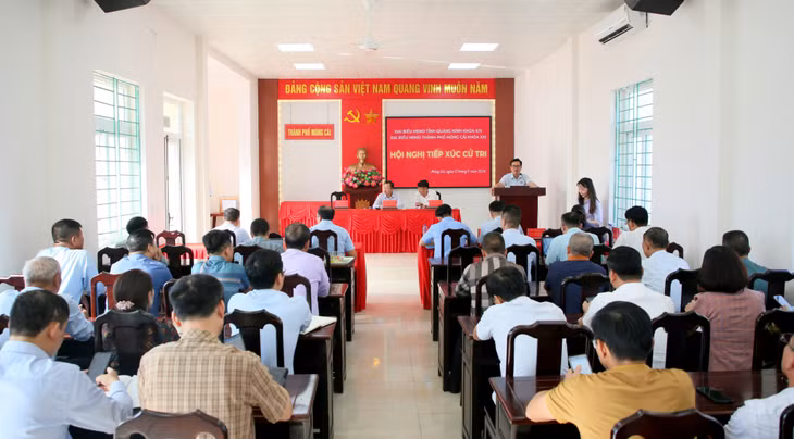 Đồng chí Hoàng Bá Nam, Bí thư Thành ủy TP Móng Cái, Tổ trưởng Tổ đại biểu HĐND tỉnh tại TP Móng Cái thông tin nhanh tới cử tri và nhân dân về nội dung, chương trình dự kiến của Kỳ họp thứ 23 – kỳ họp thường lệ cuối năm 2024, HĐND tỉnh khóa XIV, nhiệm kỳ 2021-2026.