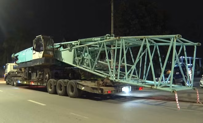 Xe chở hàng hóa siêu trường, siêu trọng đi ngược chiều bị CSGT Quảng Bình xử phạt. Ảnh: Phòng CSGT