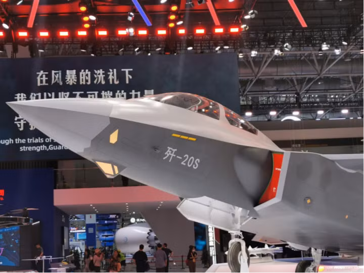 J-20S được trang bị hệ thống theo dõi và nhắm mục tiêu quang điện tử tiên tiến (EOTS) dưới mũi. (Ảnh: The Paper)