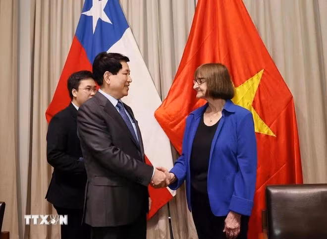 Chủ tịch nước Lương Cường với Hiệu trưởng Đại học Chile. (Ảnh: Lâm Khánh/TTXVN)