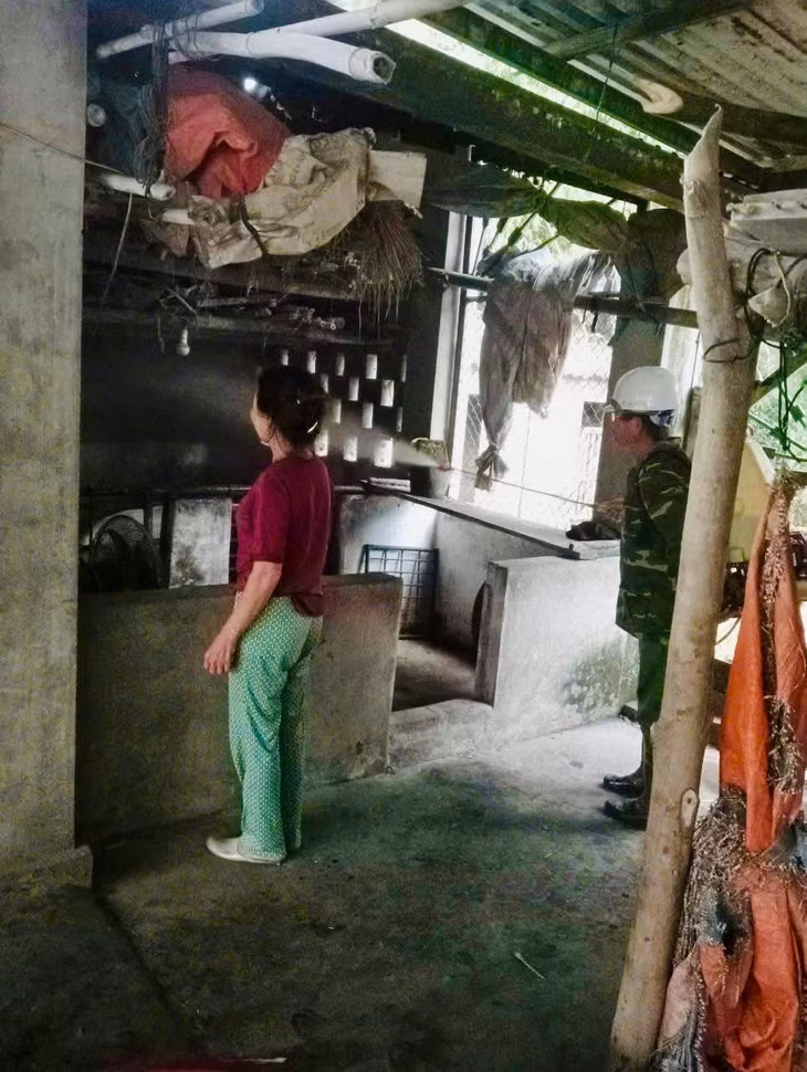Chuồng trại chăn nuôi ở các hộ nhỏ lẻ thường được tận dụng nên chật hẹp và ngày càng xuống cấp, không đảm bảo các điều kiện về vệ sinh thú y. (Ảnh chụp hộ chăn nuôi nằm trong khu vực đề xuất không được phép chăn nuôi trên địa bàn TP Hạ Long).