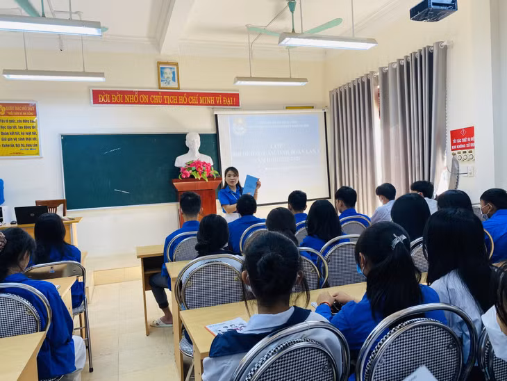 Cô giáo Ma Minh Anh, giáo viên Trường THCS&amp;THPT Hoành Mô (huyện Bình Liêu) trong giờ giảng dạy môn Giáo dục kinh tế - pháp luật. (Ảnh: NVCC)