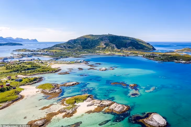 Đảo Sommaroy ở phía bắc Na Uy, có một làng chài nhỏ nổi tiếng với những bãi biển tuyệt đẹp và các hoạt động ngoài trời. Sommaroy có nghĩa là "Đảo mùa hè" vì theo truyền thống, nơi này chỉ được ghé thăm vào mùa hè.