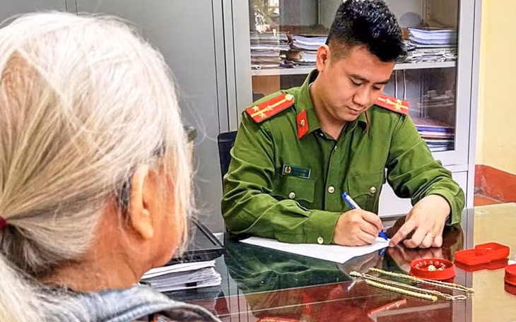 Công an Ninh Bình ngăn chặn kịp thời bà cụ 82 tuổi đi bán một cây vàng để chuyển tiền cho kẻ lừa đảo - Ảnh: LÊ GIANG