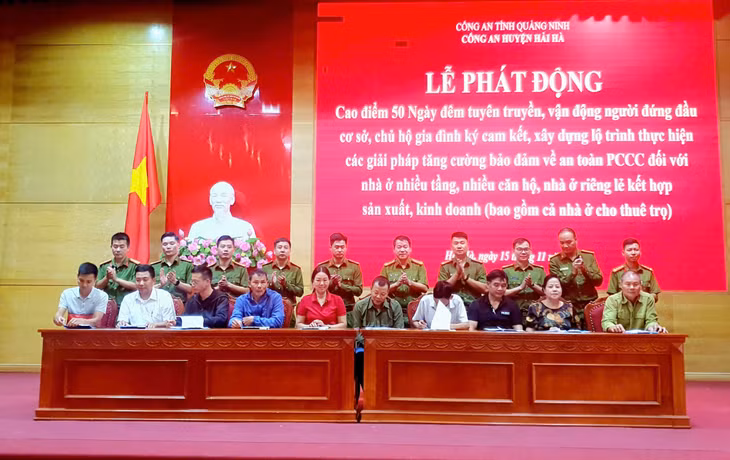 Các cơ sở, chủ hộ gia đình ký cam kết về PCCC.