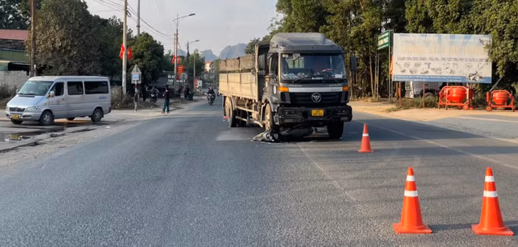 Hiện trường vụ tai nạn, người đàn ông tử vong vì bị xe tải cán qua người.