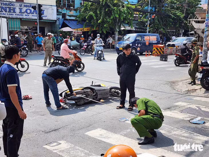 Lực lượng chức năng đang khám nghiệm hiện trường - Ảnh: MINH HÒA