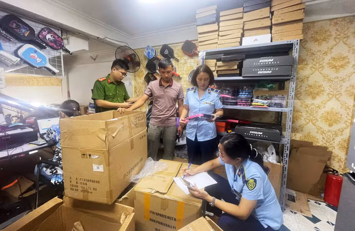 Đội QLTT số 1 (Cục QLTT tỉnh) phối hợp với lực lượng Công an kiểm tra tại hộ kinh doanh shop Pickle Ball trên địa bàn Hạ Long.