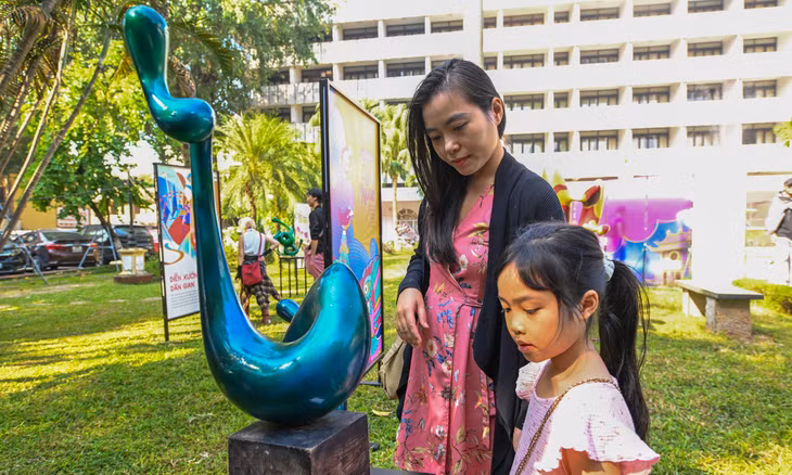 Chị Hoàng Yến, sống tại Hà Nội, đã đi các điểm tham quan trong lễ hội từ ngày đầu tiên. Chị nhận xét lễ hội đem đến nhiều câu chuyện về Hà Nội, tạo ra không gian gắn kết mọi người. Thông qua lễ hội, chị mong con gái có thêm kiến thức và được khơi nguồn sáng tạo.