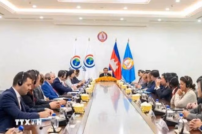 Chủ tịch Quốc hội Trần Thanh Mẫn chào xã giao Samdech Techo Hun Sen, Chủ tịch Đảng Nhân dân Campuchia, Chủ tịch danh dự Hội nghị ICAPP lần thứ 12. (Ảnh: TTXVN)