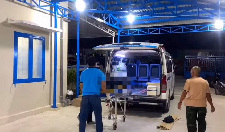 Thi thể nạn nhân được đưa về nhà sau khi Công an hoàn tất khám nghiệm. Ảnh: Duy Tuấn