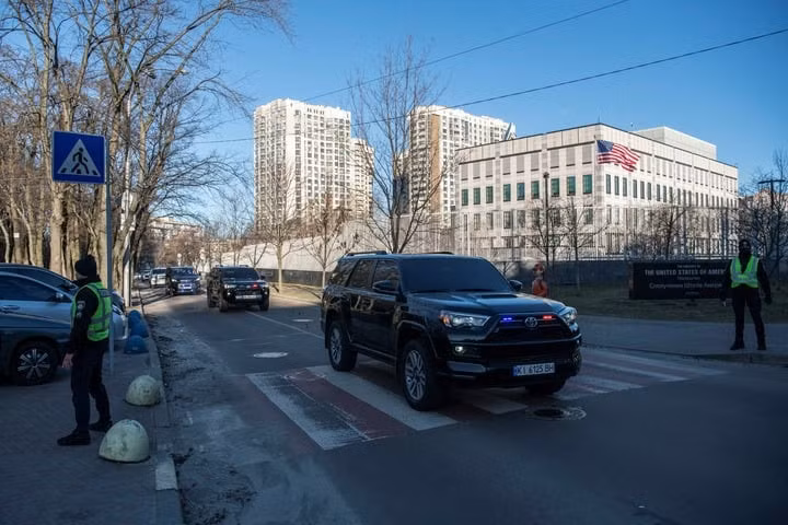 Bên ngoài Đại sứ quán Mỹ ở Kiev. (Ảnh: Reuters)
