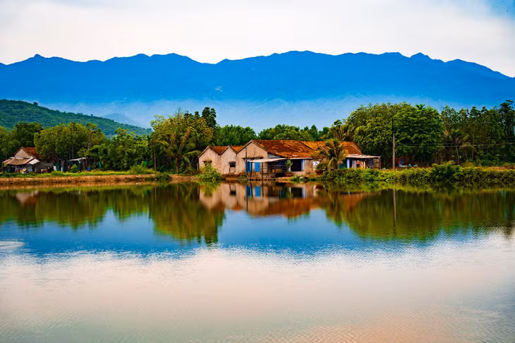Đường vào Hà Liên khá dễ tìm. Nhìn từ xa, ngôi làng hệt như bức tranh phong cảnh ngỡ tưởng chỉ xuất hiện trong thơ ca, mang cảm giác yên bình và vô thực, đối lập với thành phố hiện đại, xô bồ. Ảnh: NVCC