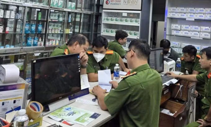 Cảnh sát khám xét Mỹ Châu Pharmacy khi bắt bà Châu. Ảnh: Công an cung cấp