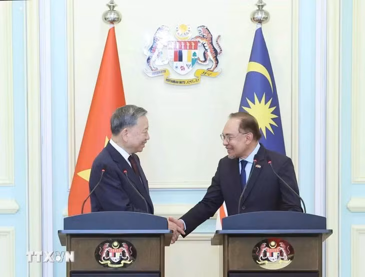 Tổng Bí thư Tô Lâm với Thủ tướng Malaysia Anwar Ibrahim tại buổi họp báo. (Ảnh: Thống Nhất/TTXVN)