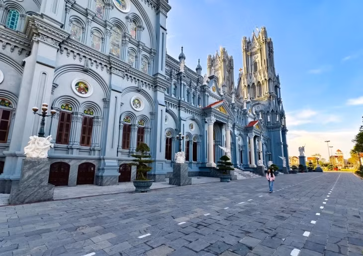 Với quy mô đồ sộ và kiến trúc lộng lẫy, nhà thờ Bác Trạch được đánh giá là một trong những nhà thờ lớn và đẹp nhất miền Bắc. Nơi đây cũng trở thành điểm đến biểu tượng của quê lúa Thái Bình, hút khách thập phương ghé thăm.
