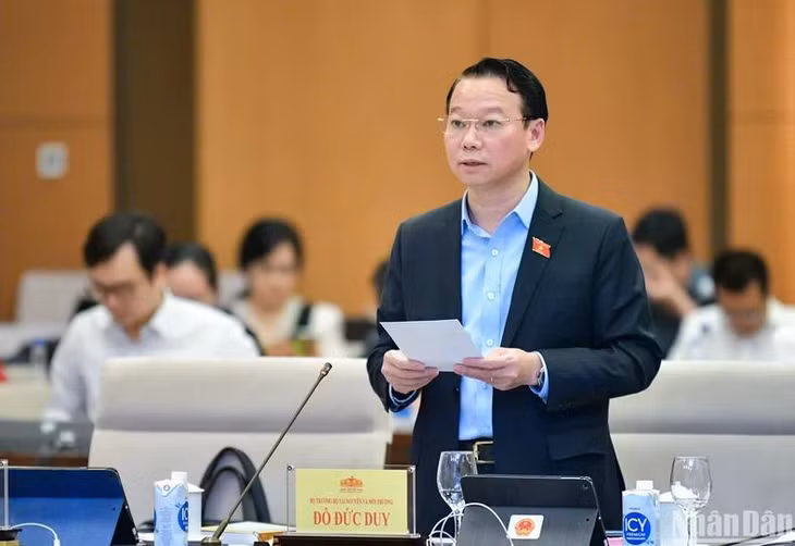 Bộ trưởng Tài nguyên và Môi trường Đỗ Đức Duy trình bày Tờ trình dự thảo Nghị quyết. (Ảnh: DUY LINH)