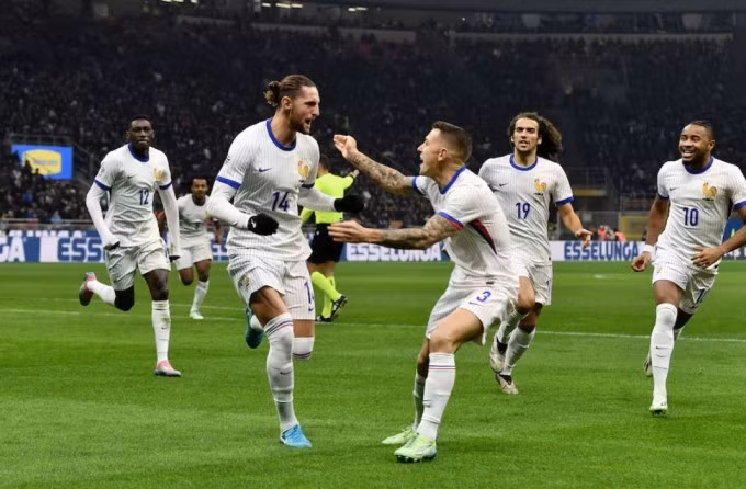 Adrien Rabiot (số 14) lập cú đúp đánh đầu trong trận Pháp thắng Italy 3-1 trên sân Giuseppe Meazza, Milan ngày 17/11. Ảnh: Reuters
