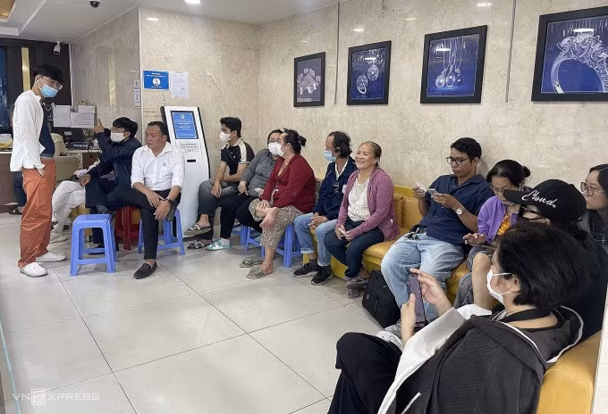 Một góc người dân ngồi chờ bán vàng miếng tại SJC Nguyễn Thị Minh Khai, quận 3, TP HCM chiều 7/11. Ảnh: Quỳnh Trang