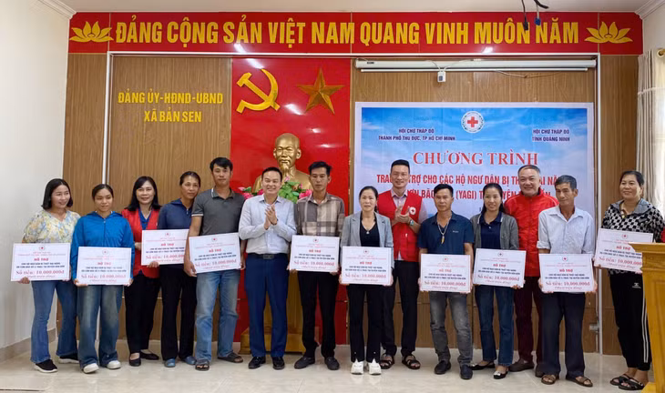 Lãnh đạo Hội Chữ thập đỏ tỉnh và Huyện ủy Vân Đồn trao kinh phí hỗ trợ của Hội Chữ thập đỏ TP Thủ Đức cho các hộ ngư dân xã Bản Sen bị thiệt hại nặng nề do cơn bão số 3.