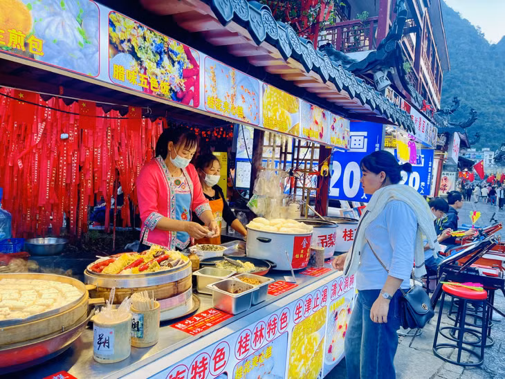 Ở phố Tây Dương Sóc, mọi người dễ bắt gặp những quán ăn vặt, cà phê vỉa hè... như chúng ta thường thấy ở Việt Nam.