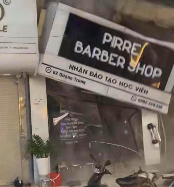 Ngôi nhà bị nghiêng, độ sập trong tích tắc.