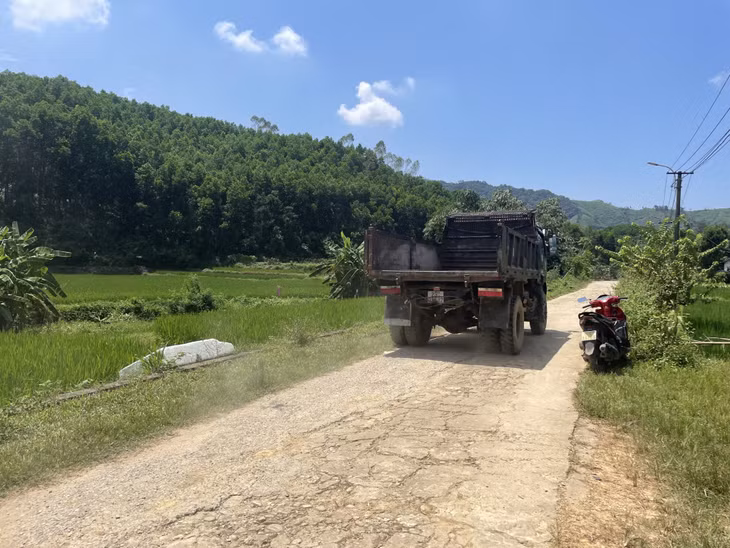 Tuyến đường này mưa thì lầy lội, trời nắng mỗi lần có phương tiện đi qua là cuốn theo rất nhiều bụi bẩn.