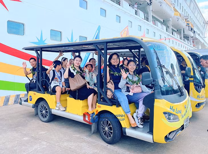 Du khách chuẩn bị tham quan TP Hạ Long.