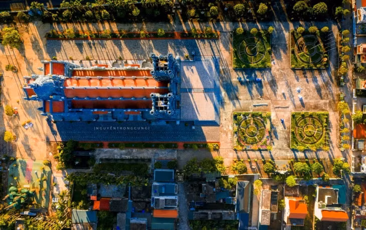 Nhà thờ có chiều dài 92,5 m, rộng 32 m với hai tháp chuông cao 61 m. Trong đó, quả chuông lớn nhất có trọng lượng 3 tấn. Đồng hồ treo ở tiền sảnh nhà thờ có đường kính 4 m.