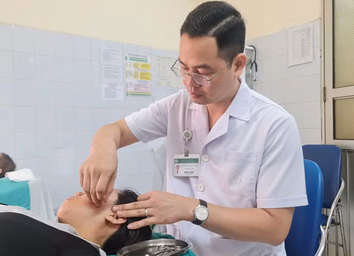 BS. Luân thực hiện châm cứu cho người bệnh - Ảnh: Bệnh viện cung cấp