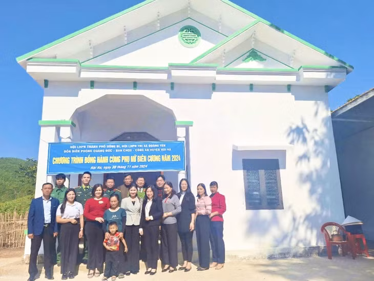 Hội LHPN huyện Hải Hà và các đơn vị đồng tổ chức bàn giao và hỗ trợ kinh phí cho gia đình chị Tằng Tài Múi, bản Cấu Lìm, xã Quảng Đức (Hải Hà)