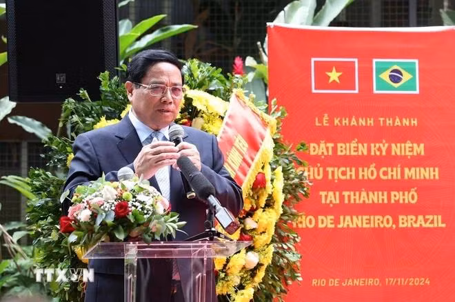 Thủ tướng Phạm Minh Chính phát biểu tại Lễ đặt biển kỷ niệm Chủ tịch Hồ Chí Minh tại thành phố Rio de Janeiro. (Ảnh: Dương Giang/TTXVN)