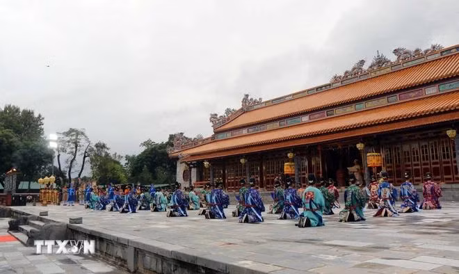 Sân khấu hoá lễ thiết triều tại sân Điện Thái Hoà. (Ảnh: Đỗ Trưởng/TTXVN)