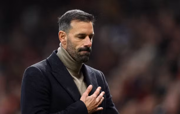 Van Nistelrooy vực dậy Man Utd thành công.