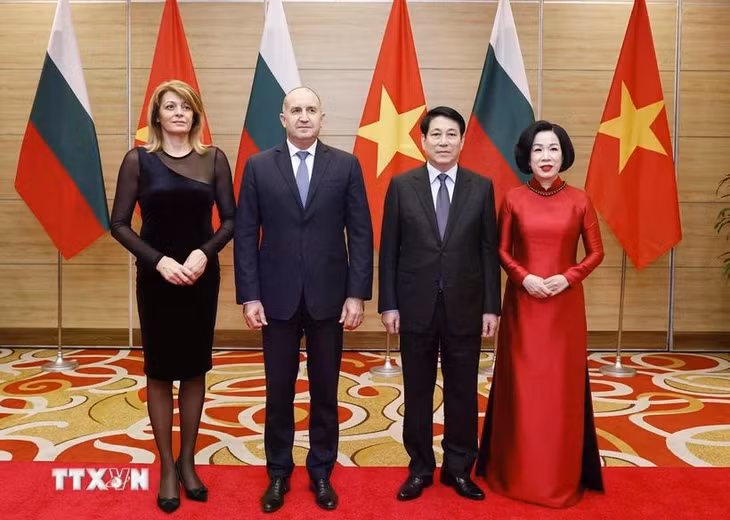 Chủ tịch nước Lương Cường và Phu nhân cùng Tổng thống Bulgaria Rumen Radev và Phu nhân dự tiệc chiêu đãi. (Ảnh: Lâm Khánh/TTXVN)
