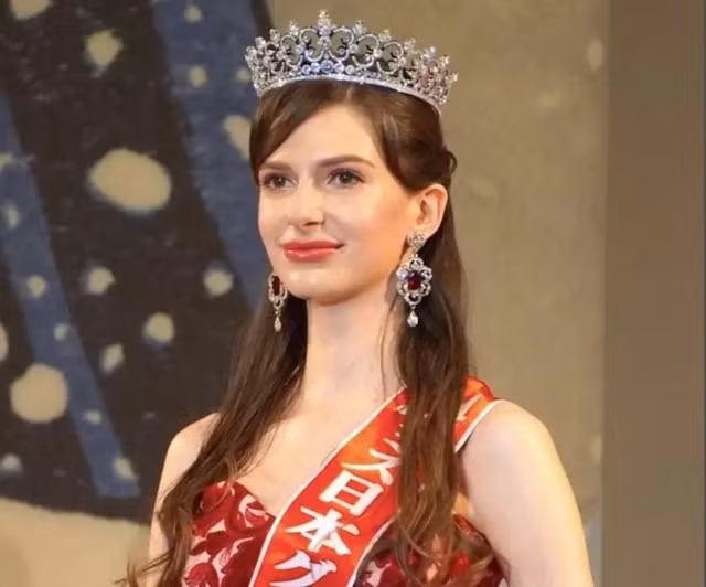 Carolina Shiino giữ vương miện 15 ngày