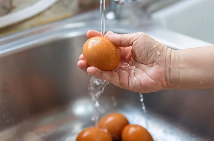 Vệ sinh sạch trước khi bảo quản để tránh nguy cơ ngộ độc do vi khuẩn có hại phát triển. (Ảnh minh hoạ)