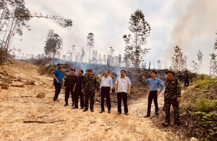Lãnh đạo TP Uông Bí kiểm tra thực địa vụ cháy. Ảnh: Thanh Hương (Trung tâm TTVH Uông Bí)