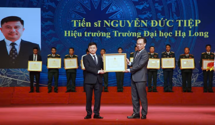 Tiến sĩ Nguyễn Đức Tiệp, Hiệu trưởng Trường Đại học Hạ Long được tôn vinh là cán bộ quản lý giáo dục tiêu biểu năm 2024.