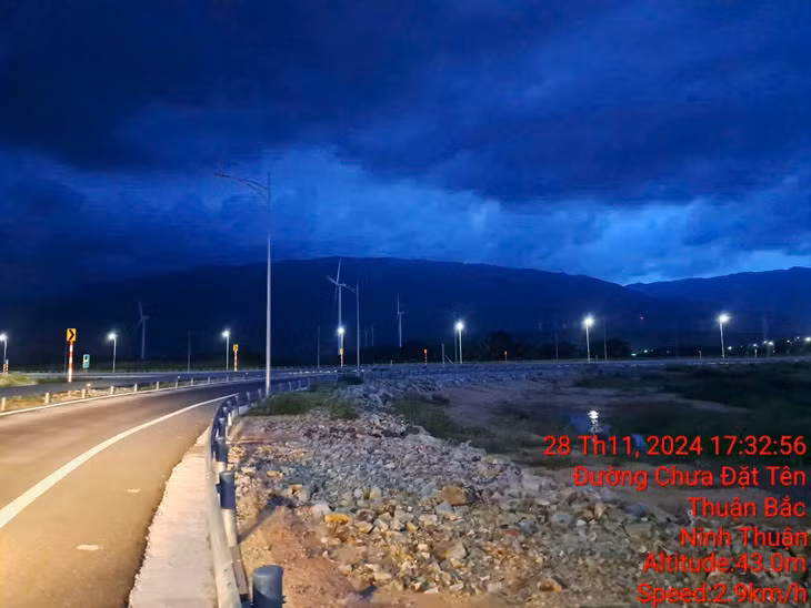 Hệ thống chiếu sáng trên cao tốc Cam Lâm - Vĩnh Hảo bị ảnh hưởng - Ảnh: VĨNH PHÚ