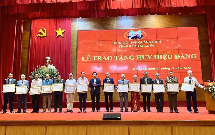 Đồng chí Vũ Quyết Tiến, Ủy viên BTV Tỉnh ủy, Bí thư Thành ủy Hạ Long, trao Huy hiệu 65 năm, 60 năm tuổi Đảng cho các đồng chí đảng viên.