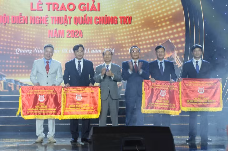 Ban Tổ chức trao giải cho các đoàn thuộc khối phong trào mạnh.