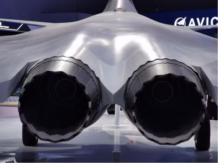 Phần đuôi của J-20S. (Ảnh: The Paper)