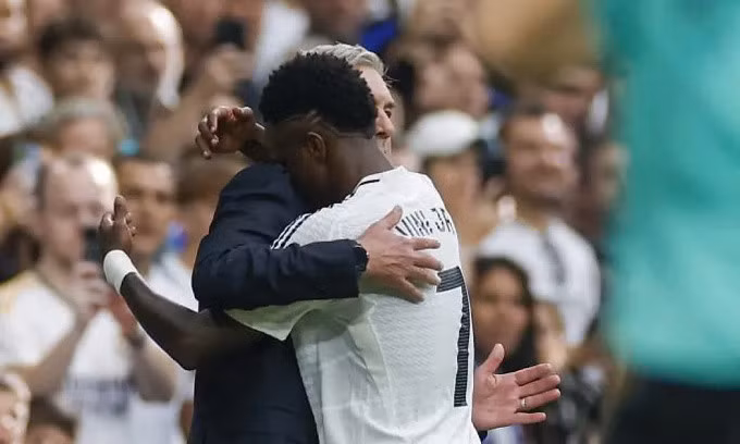 Vinicius Junior ôm HLV Ancelotti sau bàn mở tỷ số. Ảnh: EFE