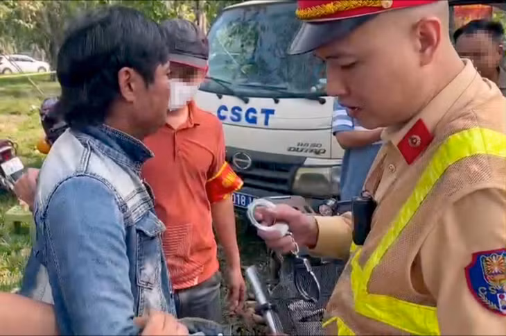 Cảnh sát bắt giữ đối tượng Nguyễn Văn Trưng.