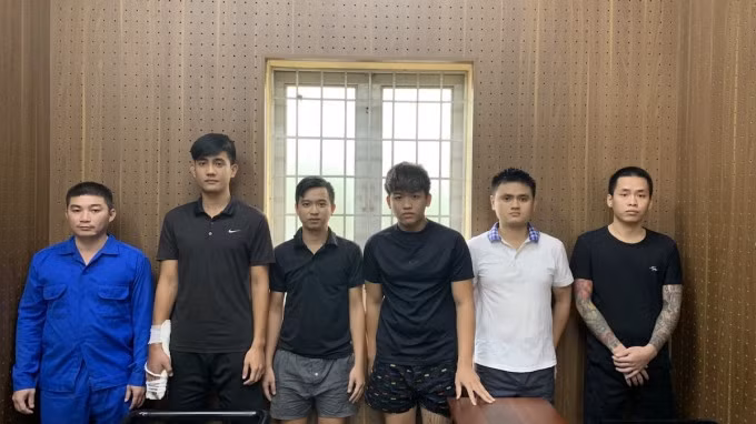 Nhóm hỗn chiến bị bắt giữ sau 2 tuần gây án. Ảnh: Thái Hà