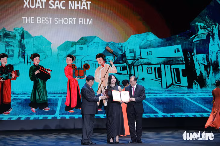 Thứ trưởng Tạ Quang Đông và ông Nguyễn Thế Kỷ trao giải cho hạng mục Phim ngắn xuất sắc nhất - Ảnh: KHIẾU MINH