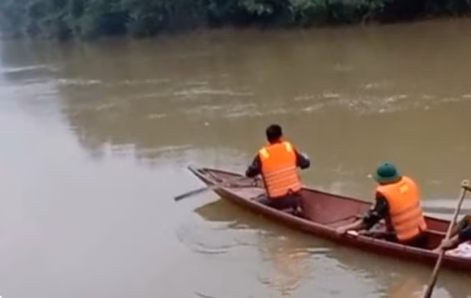 Lực lượng cứu hộ tìm kiếm hai nam sinh trên sông Nậm Mộ, sáng 2/11. Ảnh: Hùng Lê